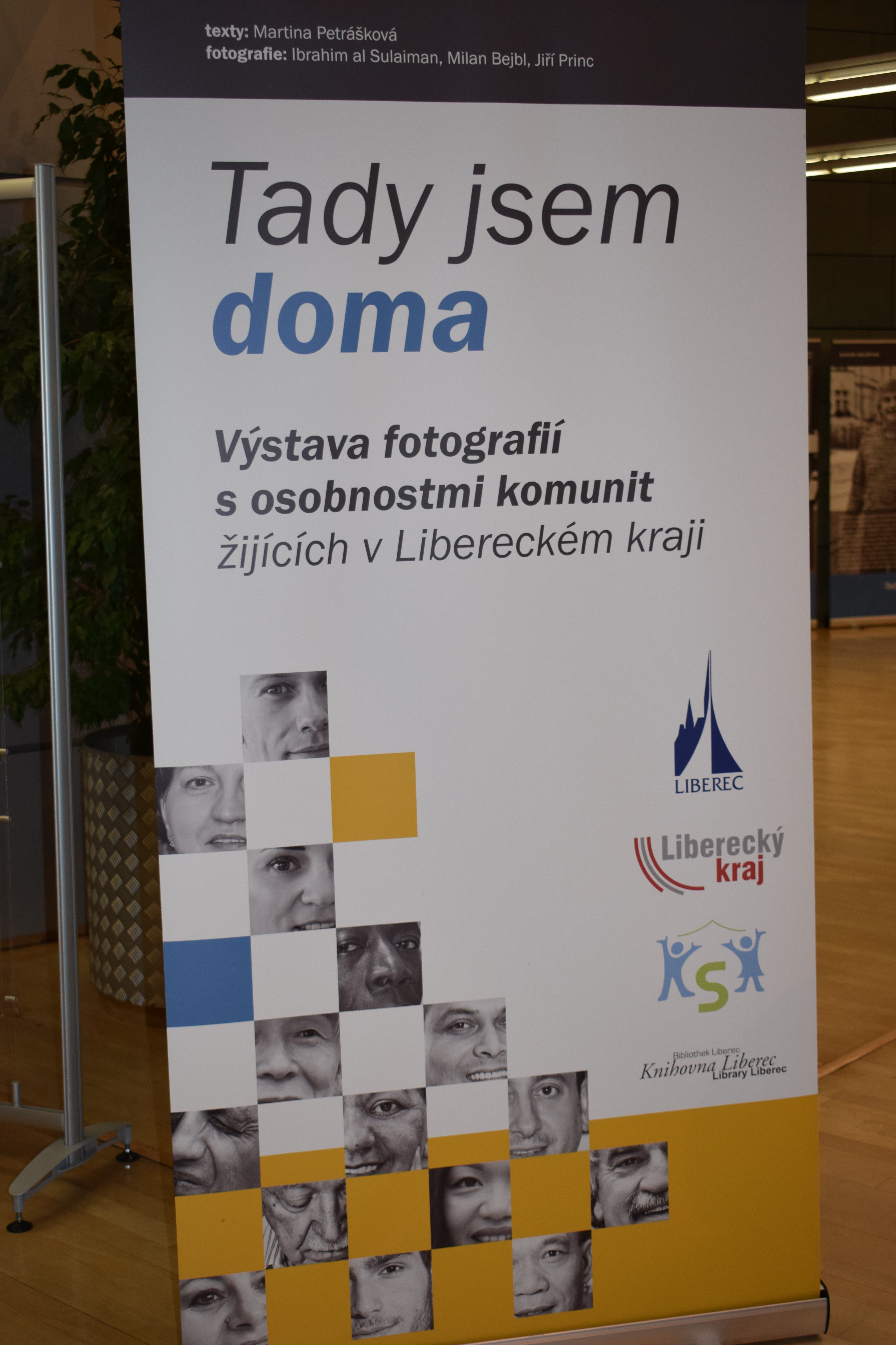 Vernisáž výstavy Tady jsem doma v liberecké knihovně