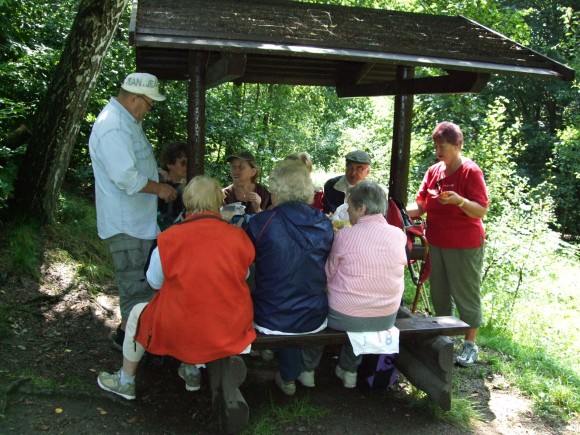 13.08.09, výlet klubu Pohoda, usilovný pochod Česká chalupa - Lidové sady