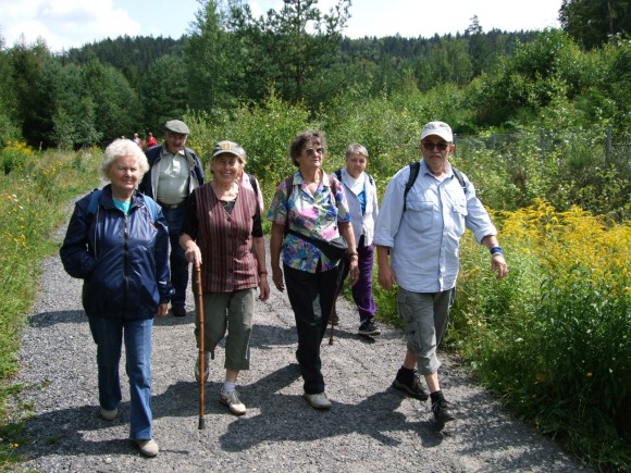 13.08.09, výlet klubu Pohoda, usilovný pochod Česká chalupa - Lidové sady